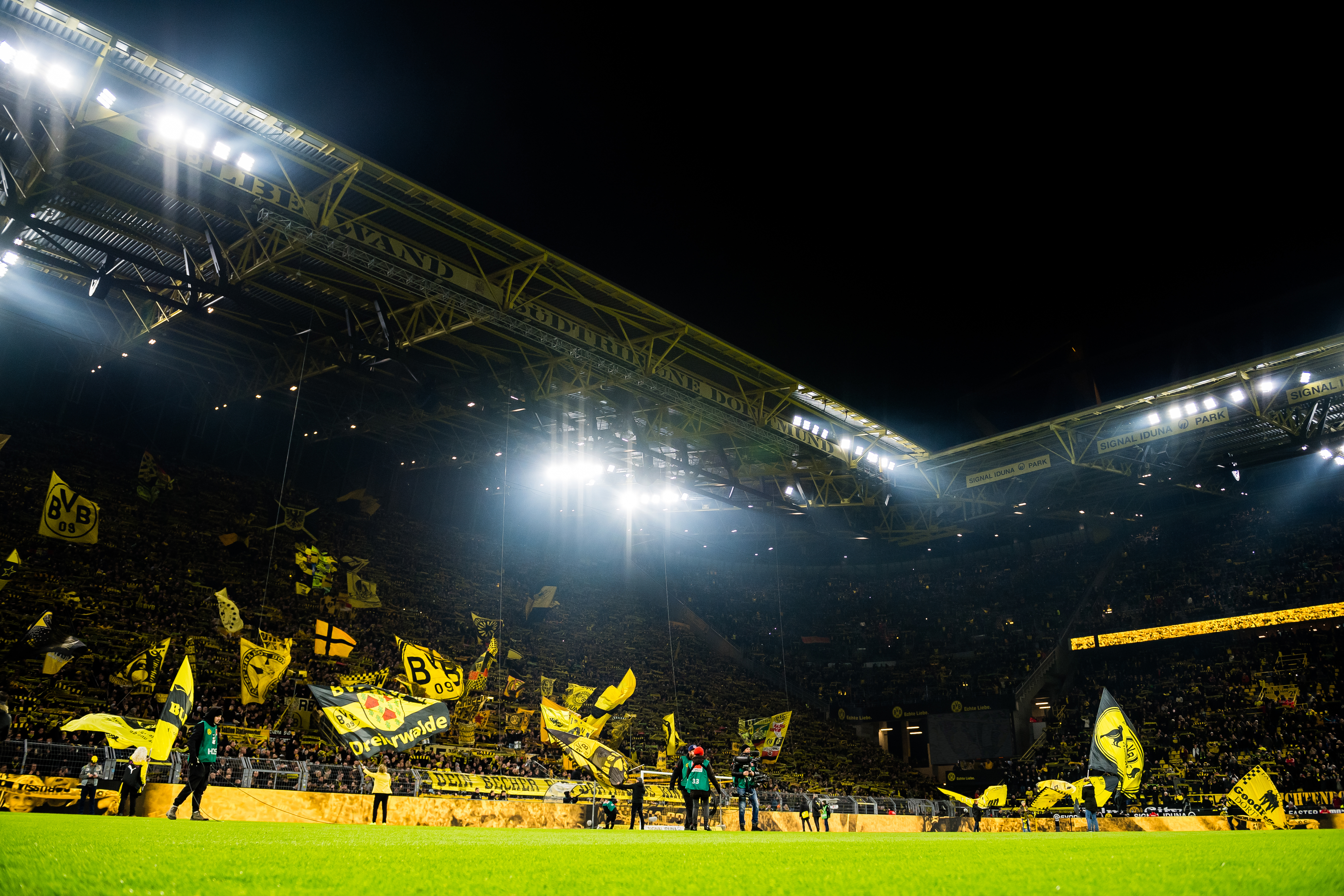 SÜDTRIBÜNE FAHNEN