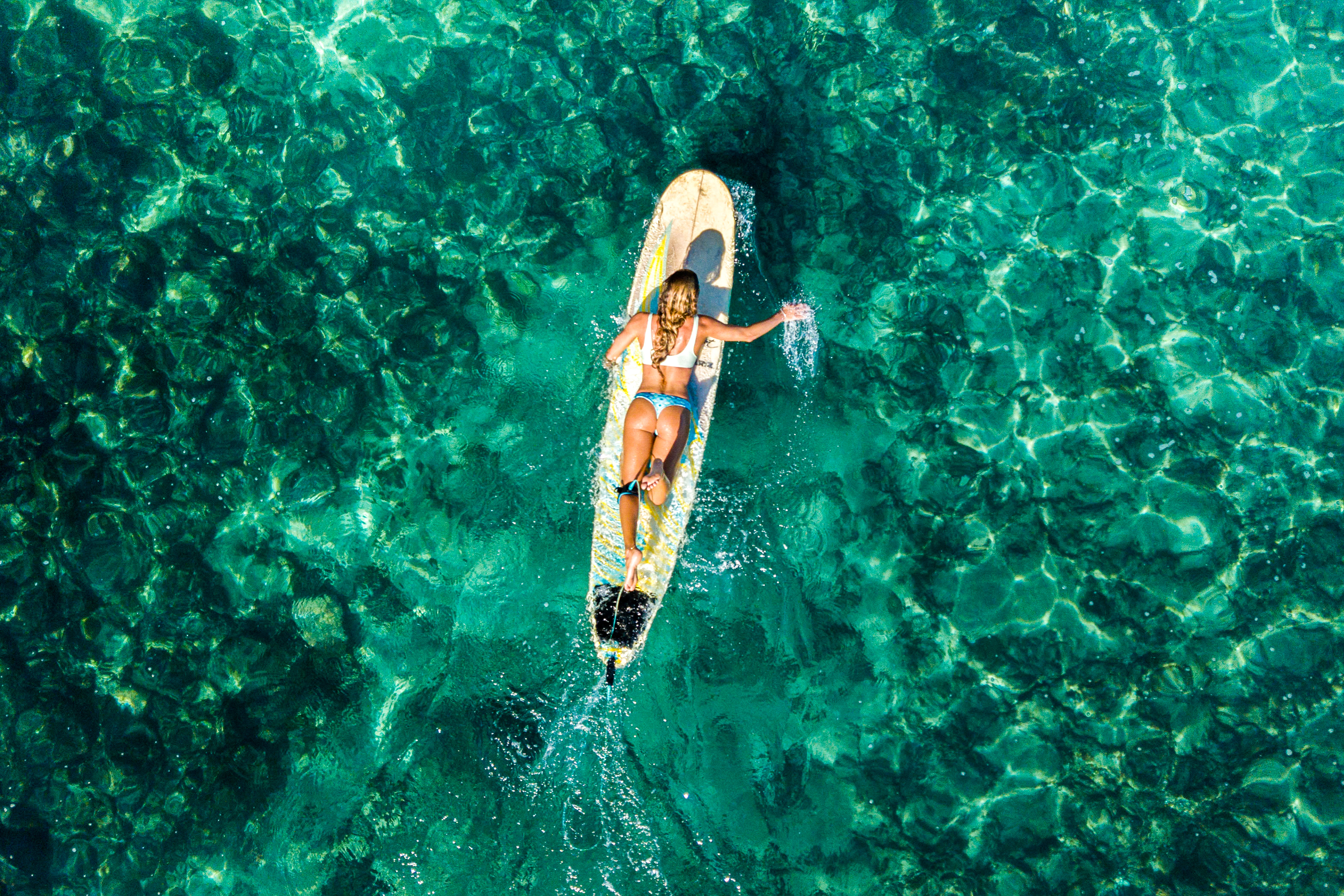 PADDLING SURFER