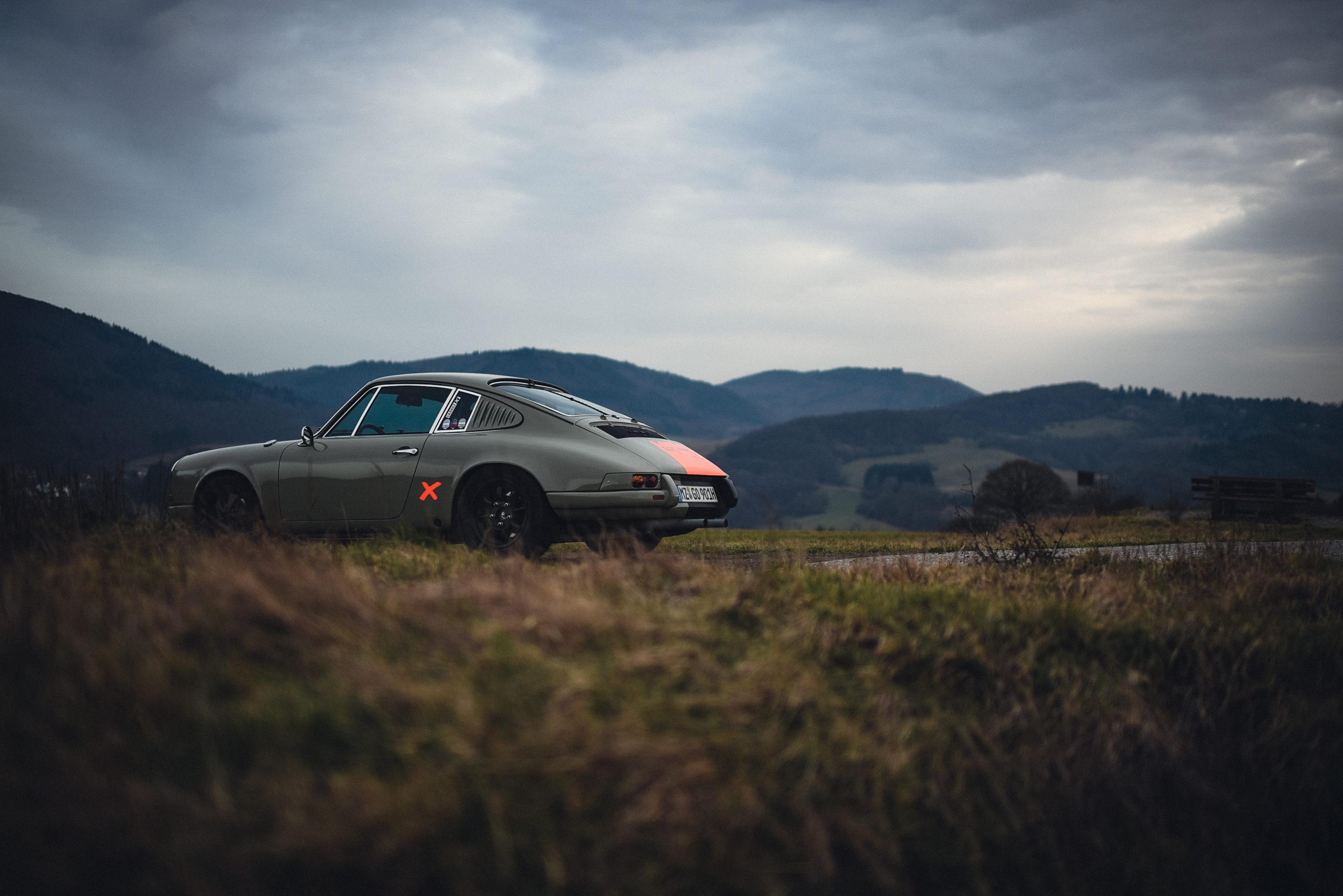 Oldtimer dunkle Landschaft